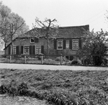 843207 Gezicht op de voorgevel van een boerderij in de omgeving van Loenersloot.N.B. In de inventarisatie vermeld als ...